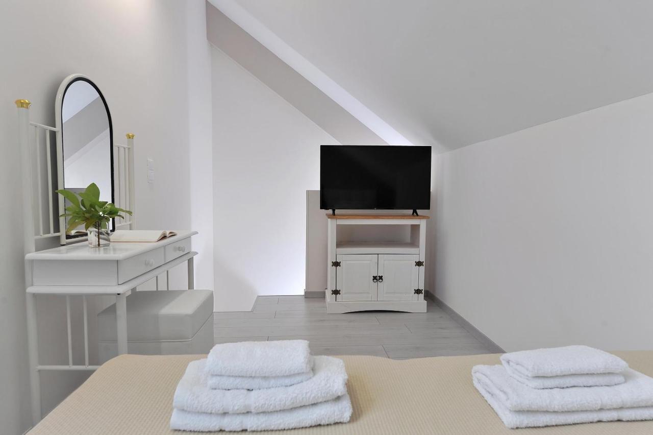 Alekos Luxury Suites Free 24H Transportation From - To Airport Artemida  Exterior foto